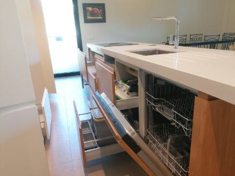 BAIXA DE PREÇO!!! Apartamento de LUxo com 2 Quartos , Jardim Privado com Piscina e Garagem a 500 m da Praia