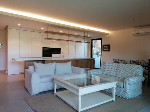 BAIXA DE PREÇO!!! Apartamento de LUxo com 2 Quartos , Jardim Privado com Piscina e Garagem a 500 m da Praia