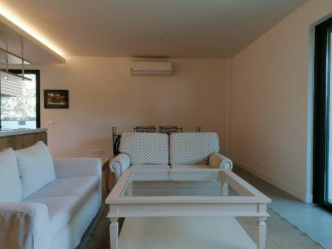 BAIXA DE PREÇO!!! Apartamento de LUxo com 2 Quartos , Jardim Privado com Piscina e Garagem a 500 m da Praia