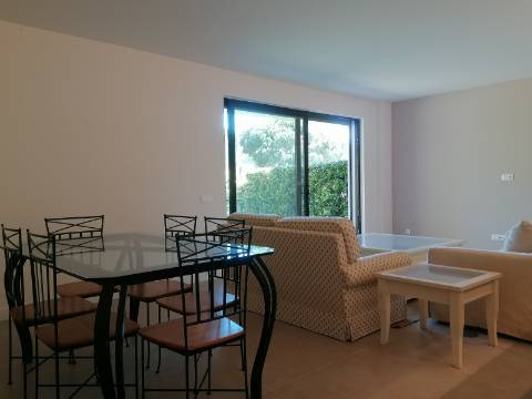 BAIXA DE PREÇO!!! Apartamento de LUxo com 2 Quartos , Jardim Privado com Piscina e Garagem a 500 m da Praia