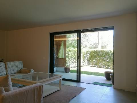 BAIXA DE PREÇO!!! Apartamento de LUxo com 2 Quartos , Jardim Privado com Piscina e Garagem a 500 m da Praia