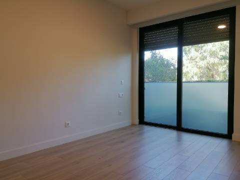 BAIXA DE PREÇO!!! Apartamento de LUxo com 2 Quartos , Jardim Privado com Piscina e Garagem a 500 m da Praia