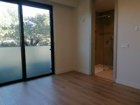 BAIXA DE PREÇO!!! Apartamento de LUxo com 2 Quartos , Jardim Privado com Piscina e Garagem a 500 m da Praia