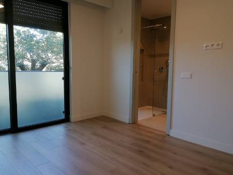 BAIXA DE PREÇO!!! Apartamento de LUxo com 2 Quartos , Jardim Privado com Piscina e Garagem a 500 m da Praia