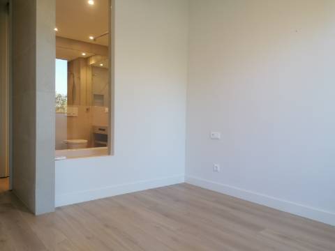 BAIXA DE PREÇO!!! Apartamento de LUxo com 2 Quartos , Jardim Privado com Piscina e Garagem a 500 m da Praia