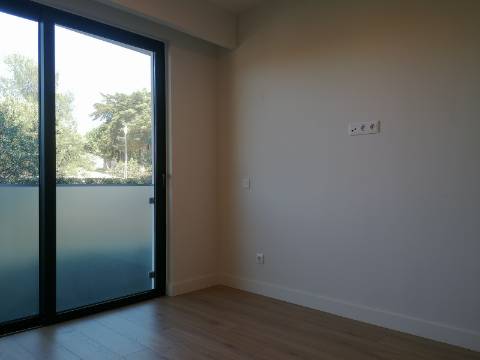 BAIXA DE PREÇO!!! Apartamento de LUxo com 2 Quartos , Jardim Privado com Piscina e Garagem a 500 m da Praia