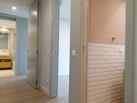 BAIXA DE PREÇO!!! Apartamento de LUxo com 2 Quartos , Jardim Privado com Piscina e Garagem a 500 m da Praia