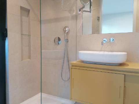 BAIXA DE PREÇO!!! Apartamento de LUxo com 2 Quartos , Jardim Privado com Piscina e Garagem a 500 m da Praia