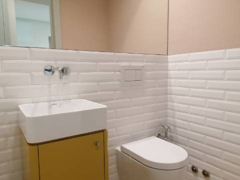 BAIXA DE PREÇO!!! Apartamento de LUxo com 2 Quartos , Jardim Privado com Piscina e Garagem a 500 m da Praia