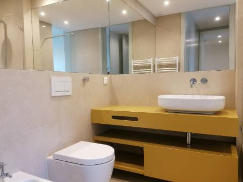 BAIXA DE PREÇO!!! Apartamento de LUxo com 2 Quartos , Jardim Privado com Piscina e Garagem a 500 m da Praia