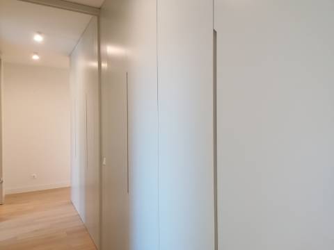 BAIXA DE PREÇO!!! Apartamento de LUxo com 2 Quartos , Jardim Privado com Piscina e Garagem a 500 m da Praia