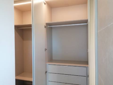 BAIXA DE PREÇO!!! Apartamento de LUxo com 2 Quartos , Jardim Privado com Piscina e Garagem a 500 m da Praia