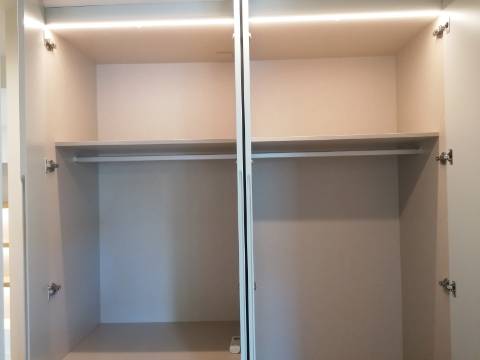 BAIXA DE PREÇO!!! Apartamento de LUxo com 2 Quartos , Jardim Privado com Piscina e Garagem a 500 m da Praia