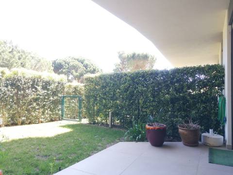 BAIXA DE PREÇO!!! Apartamento de LUxo com 2 Quartos , Jardim Privado com Piscina e Garagem a 500 m da Praia