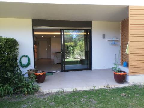 BAIXA DE PREÇO!!! Apartamento de LUxo com 2 Quartos , Jardim Privado com Piscina e Garagem a 500 m da Praia