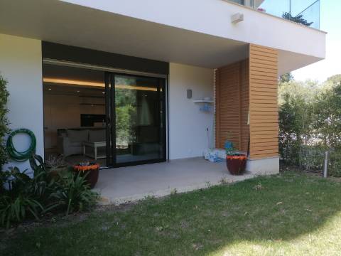 BAIXA DE PREÇO!!! Apartamento de LUxo com 2 Quartos , Jardim Privado com Piscina e Garagem a 500 m da Praia