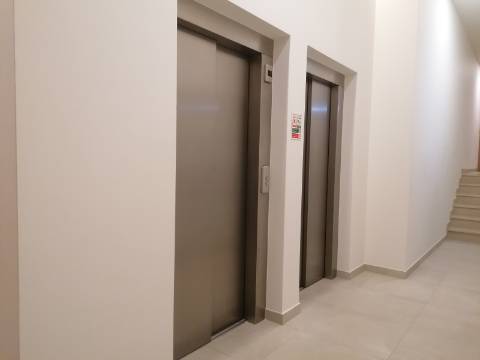 BAIXA DE PREÇO!!! Apartamento de LUxo com 2 Quartos , Jardim Privado com Piscina e Garagem a 500 m da Praia