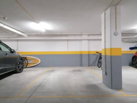 BAIXA DE PREÇO!!! Apartamento de LUxo com 2 Quartos , Jardim Privado com Piscina e Garagem a 500 m da Praia