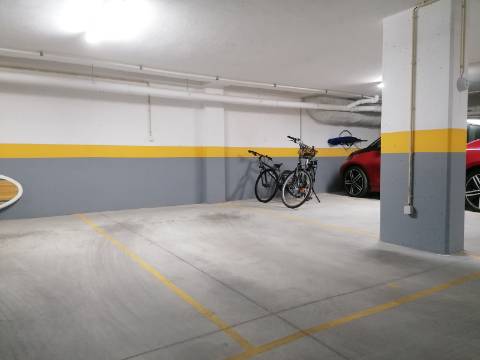 BAIXA DE PREÇO!!! Apartamento de LUxo com 2 Quartos , Jardim Privado com Piscina e Garagem a 500 m da Praia