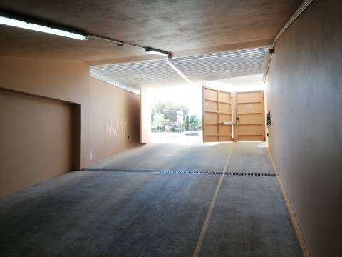 BAIXA DE PREÇO!!! Apartamento de LUxo com 2 Quartos , Jardim Privado com Piscina e Garagem a 500 m da Praia