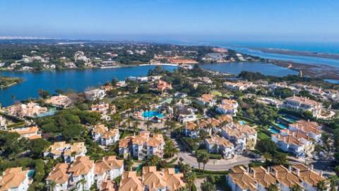 Apartamento com 2 quartos na Encosta do Lago
