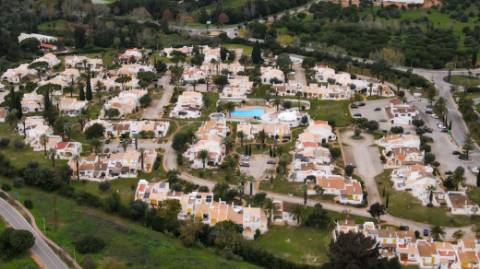 Moradia T3 totalmente renovada e Mobilada em zona Calma de Vilamoura com piscina