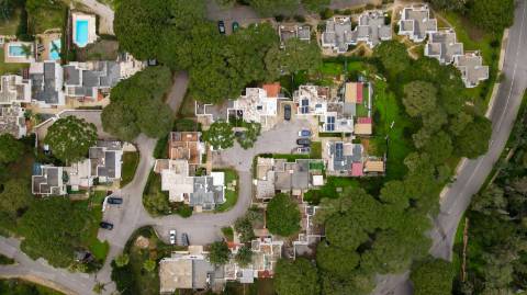 Moradia T3 totalmente renovada e Mobilada em zona Calma de Vilamoura com piscina