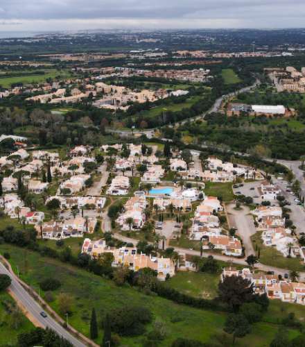 Moradia T3 totalmente renovada e Mobilada em zona Calma de Vilamoura com piscina