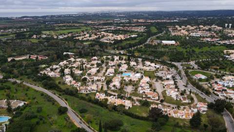 Moradia T3 totalmente renovada e Mobilada em zona Calma de Vilamoura com piscina