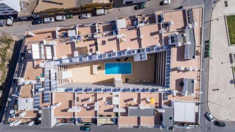 Apartamento moderno de tipologia T2 ( dois quartos), em muito bom estado de conservação, inserido num condomínio privado com piscina, na famosa Baixa da Cidade de Olhão.