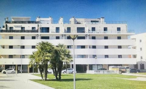 Apartamento moderno de tipologia T2 ( dois quartos), em muito bom estado de conservação, inserido num condomínio privado com piscina, na famosa Baixa da Cidade de Olhão.