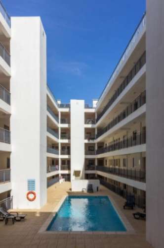 Apartamento moderno de tipologia T2 ( dois quartos), em muito bom estado de conservação, inserido num condomínio privado com piscina, na famosa Baixa da Cidade de Olhão.