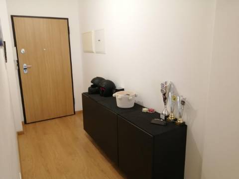 Apartamento moderno de tipologia T2 ( dois quartos), em muito bom estado de conservação, inserido num condomínio privado com piscina, na famosa Baixa da Cidade de Olhão.