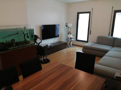 Apartamento moderno de tipologia T2 ( dois quartos), em muito bom estado de conservação, inserido num condomínio privado com piscina, na famosa Baixa da Cidade de Olhão.