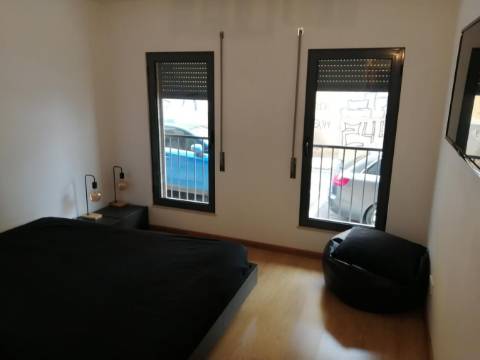 Apartamento moderno de tipologia T2 ( dois quartos), em muito bom estado de conservação, inserido num condomínio privado com piscina, na famosa Baixa da Cidade de Olhão.