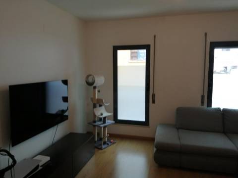 Apartamento moderno de tipologia T2 ( dois quartos), em muito bom estado de conservação, inserido num condomínio privado com piscina, na famosa Baixa da Cidade de Olhão.