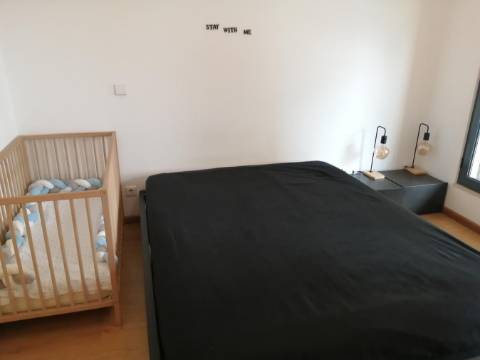 Apartamento moderno de tipologia T2 ( dois quartos), em muito bom estado de conservação, inserido num condomínio privado com piscina, na famosa Baixa da Cidade de Olhão.