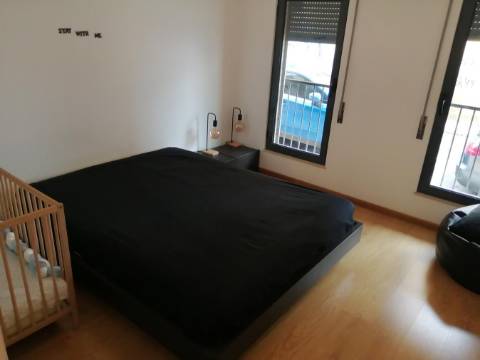Apartamento moderno de tipologia T2 ( dois quartos), em muito bom estado de conservação, inserido num condomínio privado com piscina, na famosa Baixa da Cidade de Olhão.