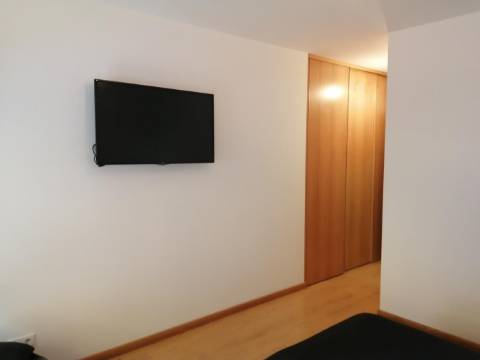 Apartamento moderno de tipologia T2 ( dois quartos), em muito bom estado de conservação, inserido num condomínio privado com piscina, na famosa Baixa da Cidade de Olhão.