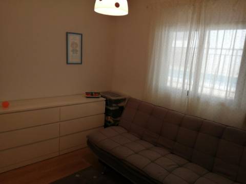 Apartamento moderno de tipologia T2 ( dois quartos), em muito bom estado de conservação, inserido num condomínio privado com piscina, na famosa Baixa da Cidade de Olhão.