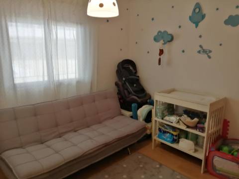 Apartamento moderno de tipologia T2 ( dois quartos), em muito bom estado de conservação, inserido num condomínio privado com piscina, na famosa Baixa da Cidade de Olhão.