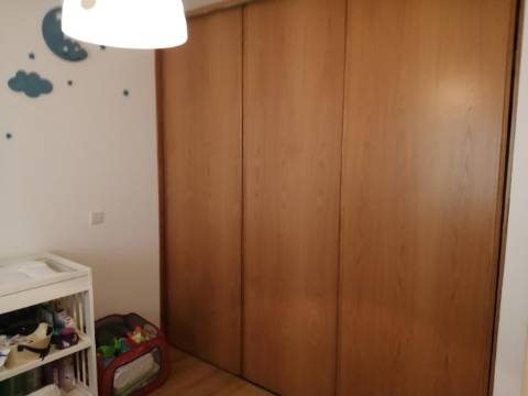 Apartamento moderno de tipologia T2 ( dois quartos), em muito bom estado de conservação, inserido num condomínio privado com piscina, na famosa Baixa da Cidade de Olhão.