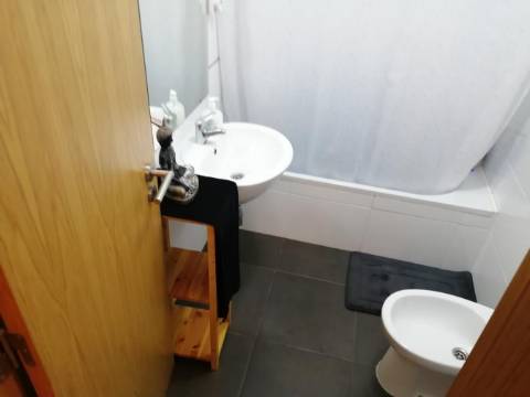 Apartamento moderno de tipologia T2 ( dois quartos), em muito bom estado de conservação, inserido num condomínio privado com piscina, na famosa Baixa da Cidade de Olhão.