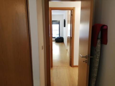 Apartamento moderno de tipologia T2 ( dois quartos), em muito bom estado de conservação, inserido num condomínio privado com piscina, na famosa Baixa da Cidade de Olhão.