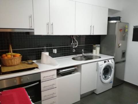 Apartamento moderno de tipologia T2 ( dois quartos), em muito bom estado de conservação, inserido num condomínio privado com piscina, na famosa Baixa da Cidade de Olhão.