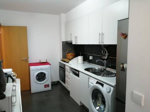 Apartamento moderno de tipologia T2 ( dois quartos), em muito bom estado de conservação, inserido num condomínio privado com piscina, na famosa Baixa da Cidade de Olhão.