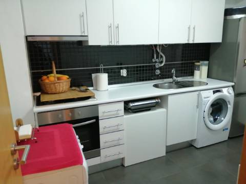 Apartamento moderno de tipologia T2 ( dois quartos), em muito bom estado de conservação, inserido num condomínio privado com piscina, na famosa Baixa da Cidade de Olhão.