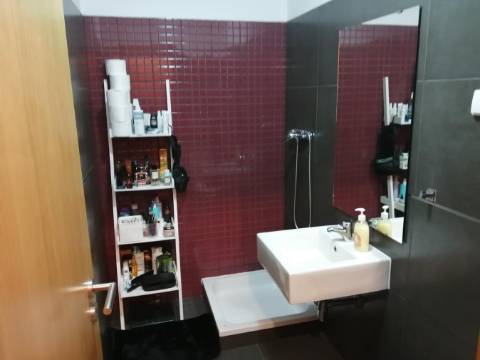 Apartamento moderno de tipologia T2 ( dois quartos), em muito bom estado de conservação, inserido num condomínio privado com piscina, na famosa Baixa da Cidade de Olhão.
