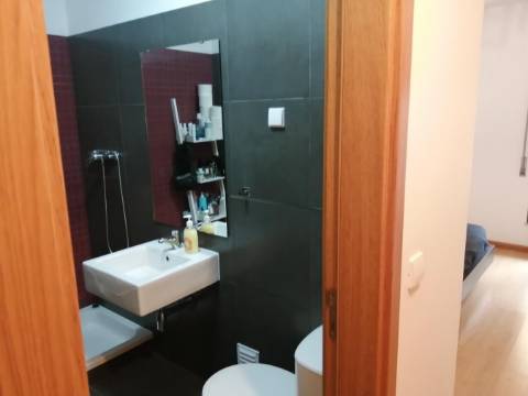 Apartamento moderno de tipologia T2 ( dois quartos), em muito bom estado de conservação, inserido num condomínio privado com piscina, na famosa Baixa da Cidade de Olhão.
