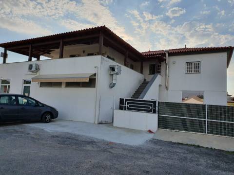 Moradia com espaço comercial em Viana do Castelo - oportunidade de investimento